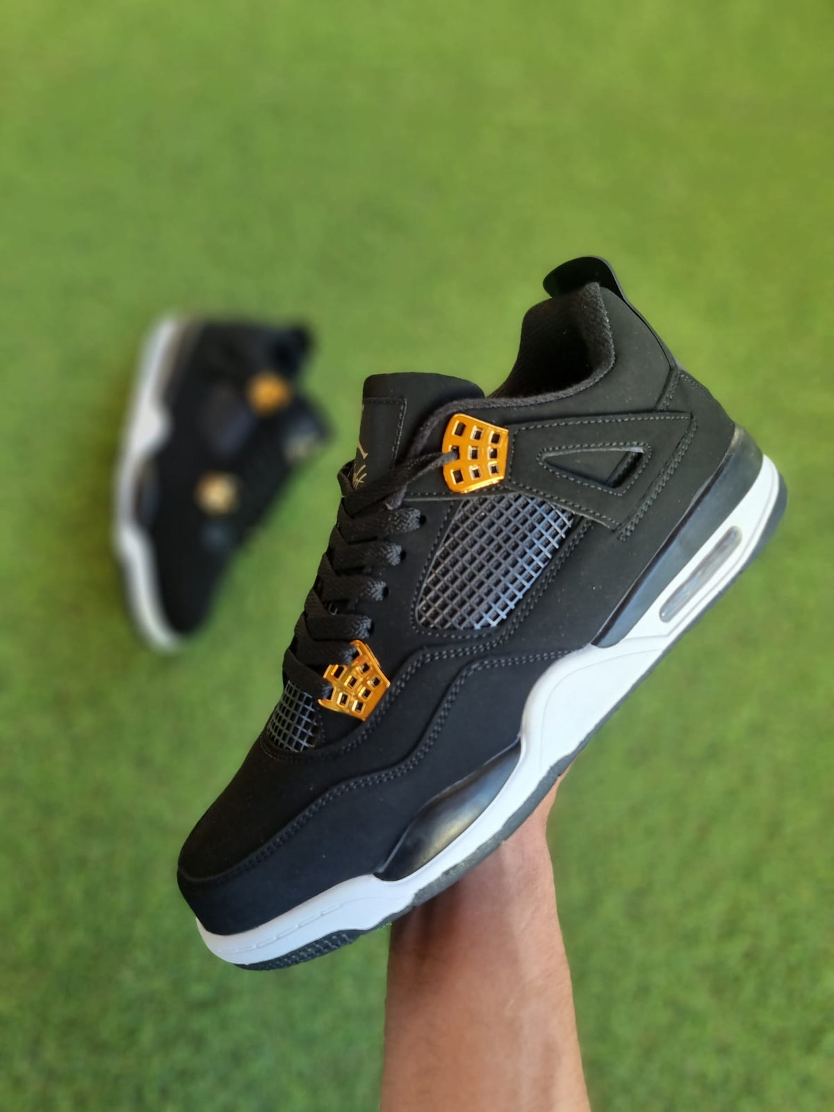 Jordan 4 negra oro