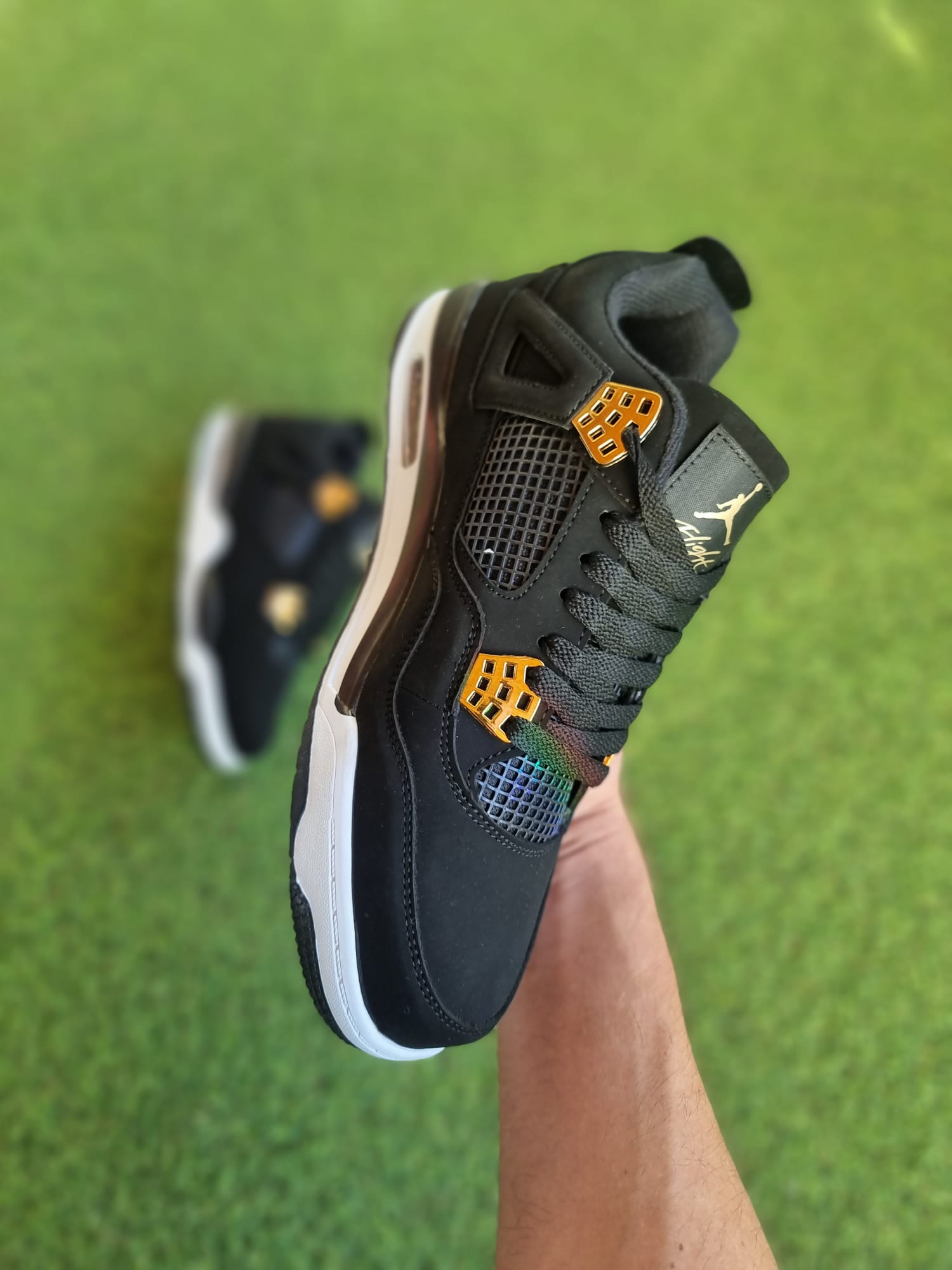 Jordan 4 negra oro