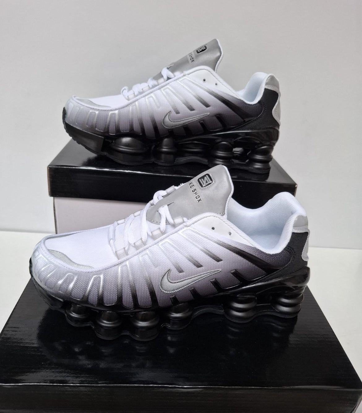Shox tl logo gris