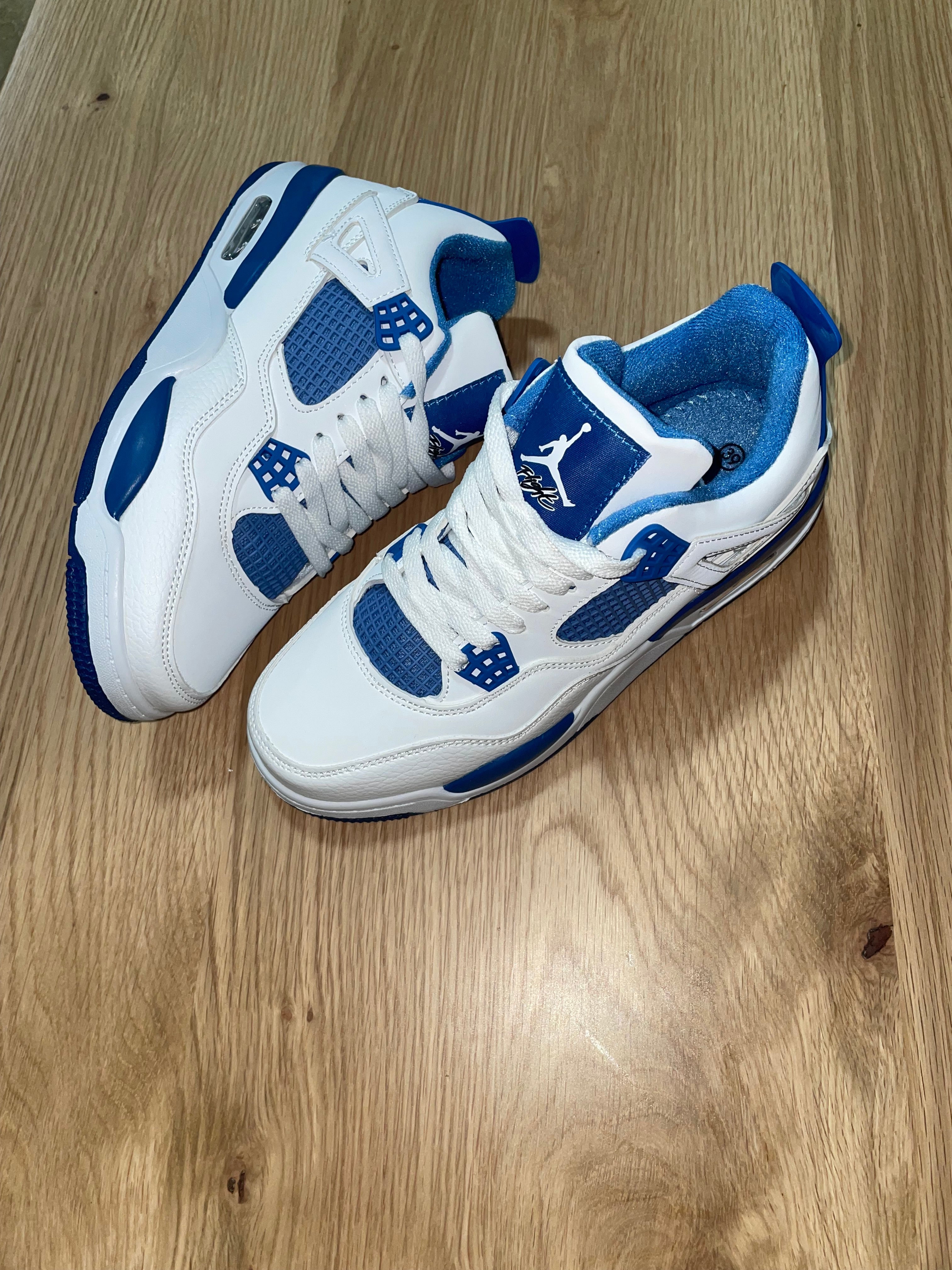 Jordan 4 blanca azul