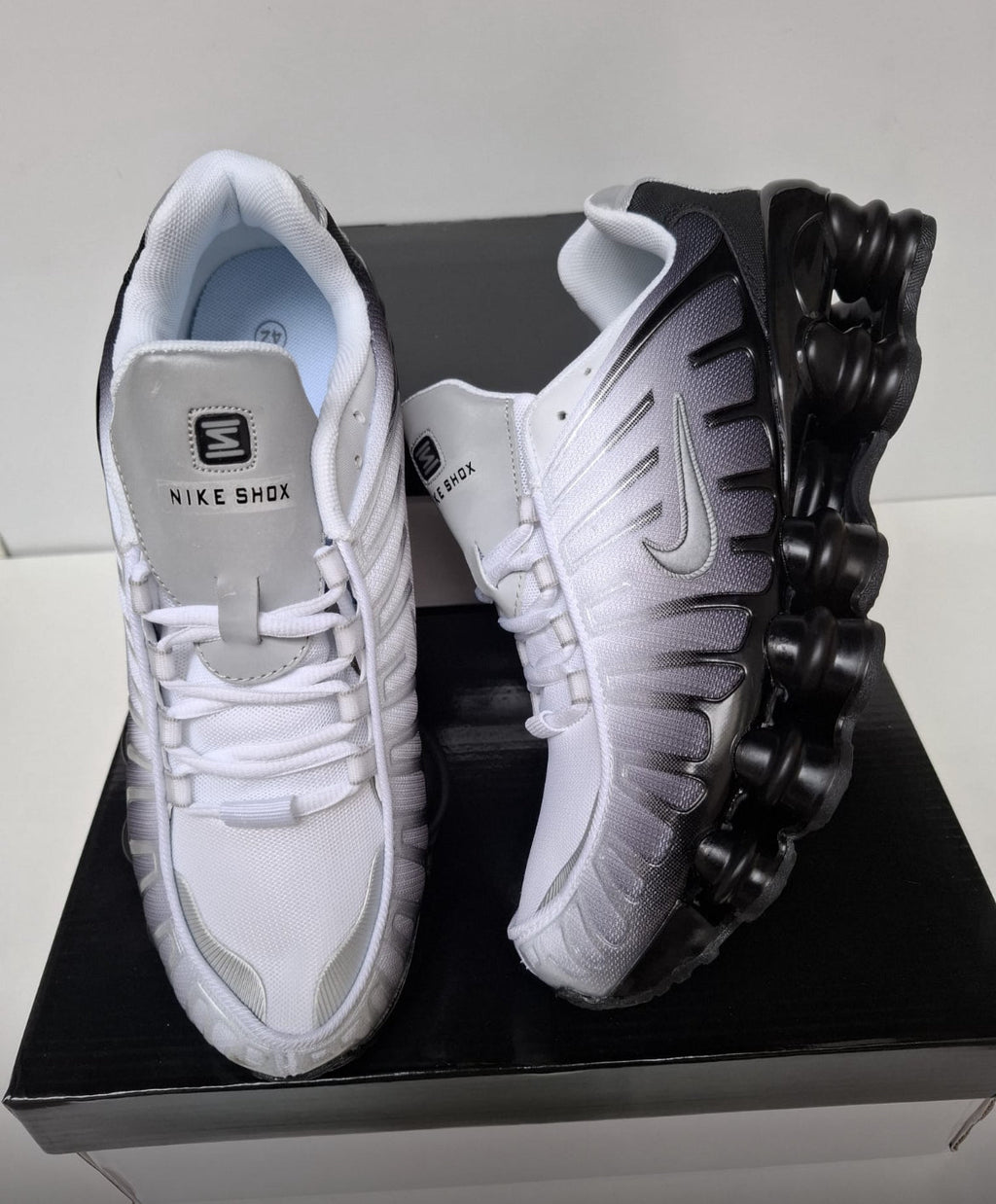 Shox tl logo gris