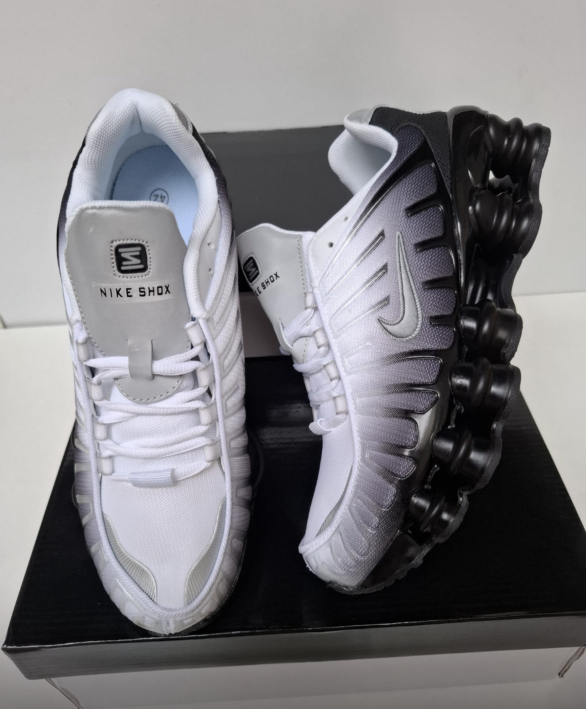 Shox tl logo gris