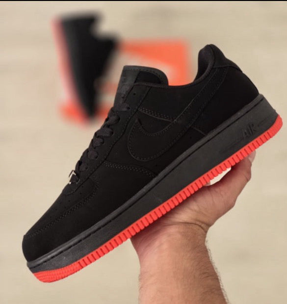 air force 1 negra suela roja
