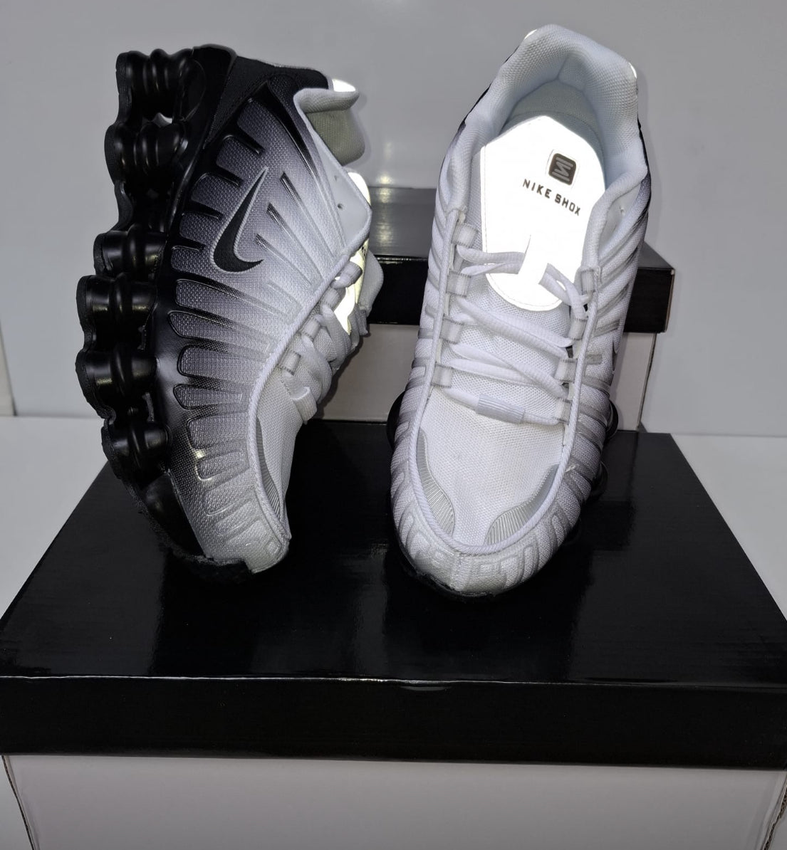 Shox tl logo negro