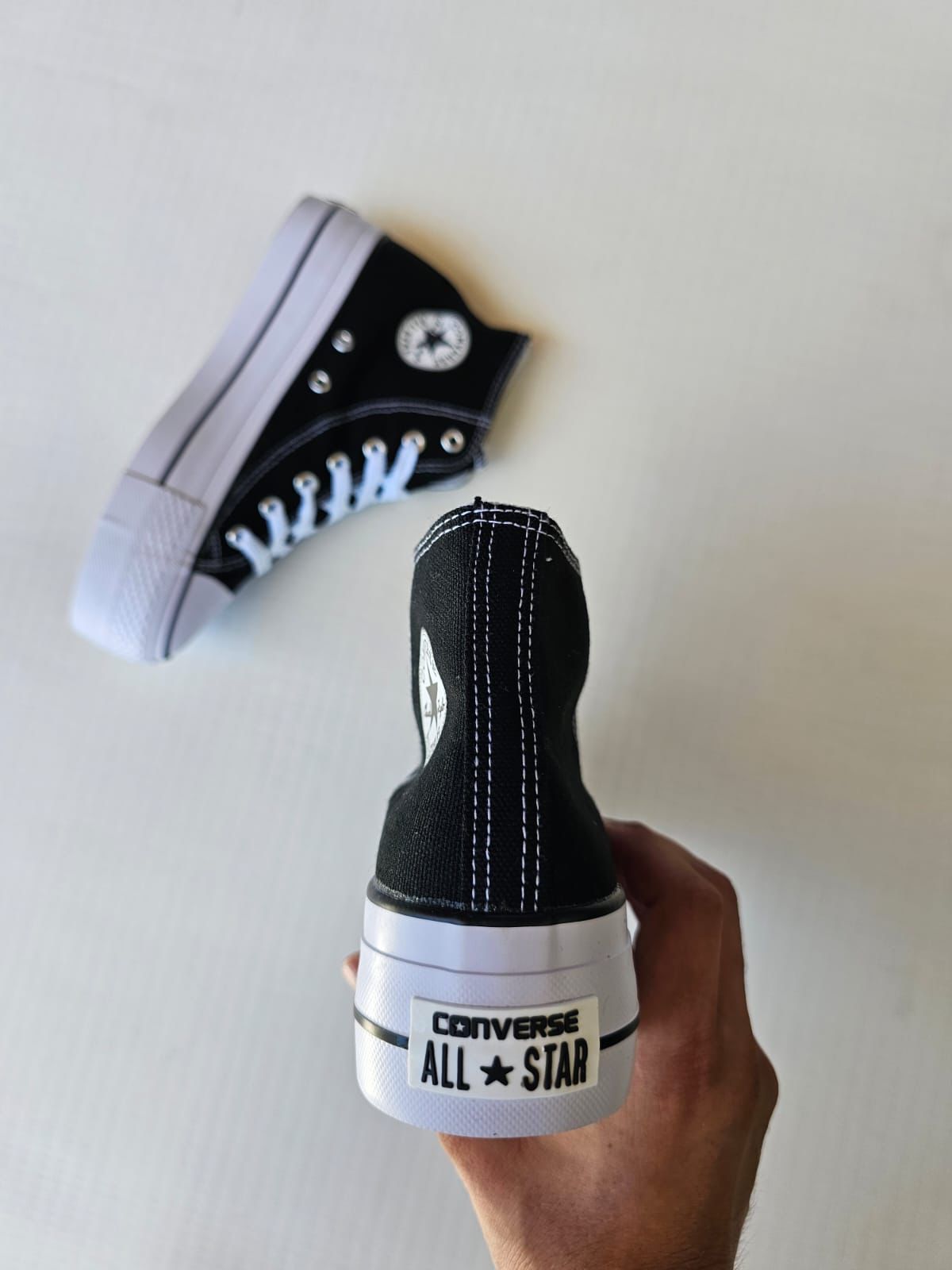 Convers tela negra