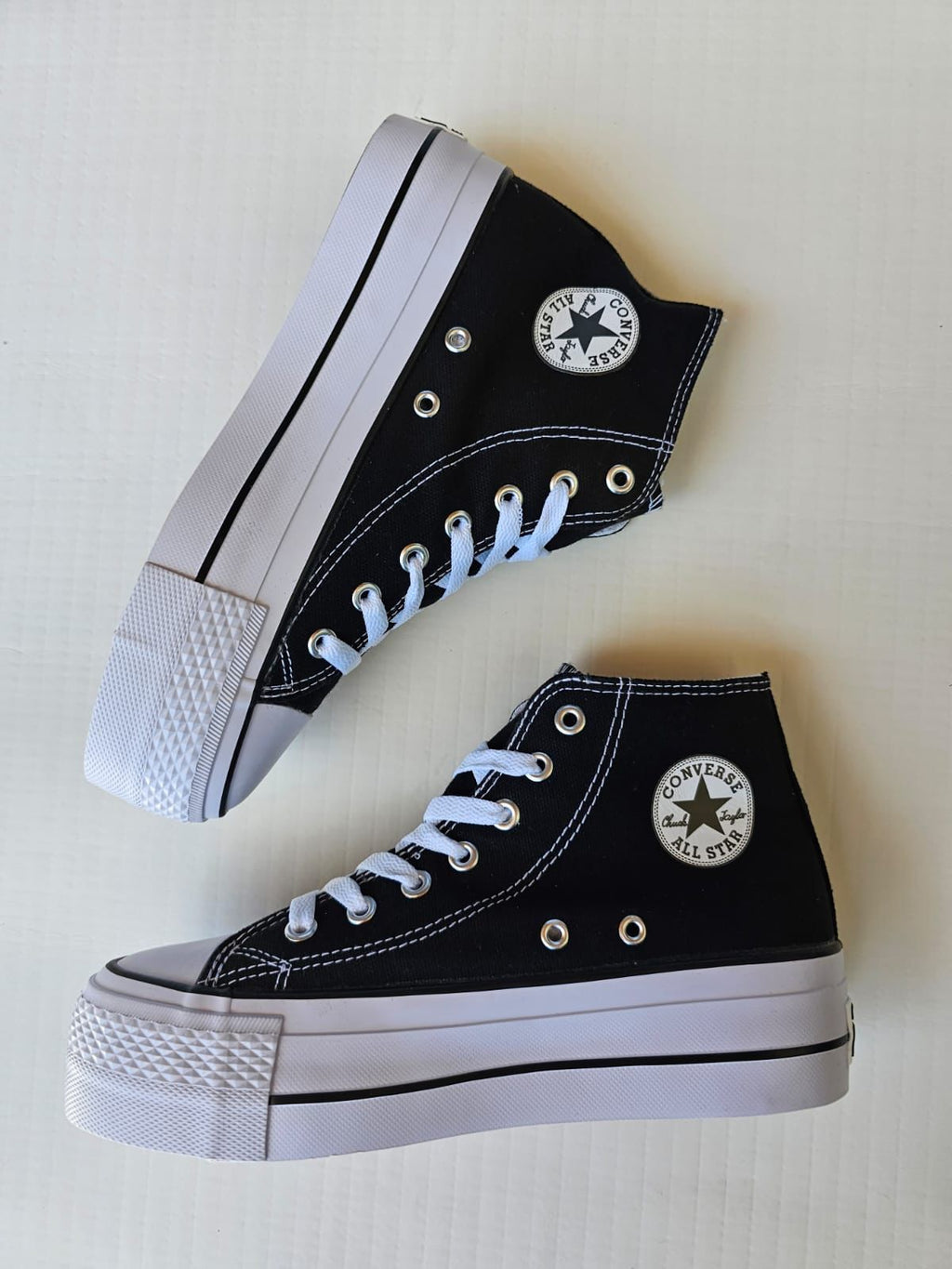 Convers tela negra
